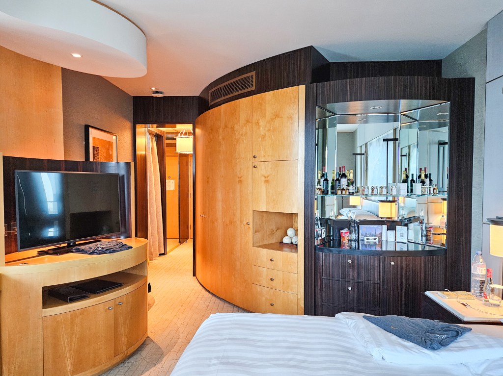 Shangri-La Dubai room