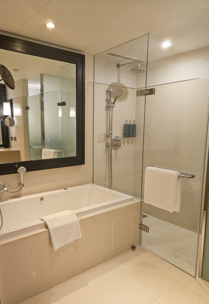Millennium Hilton Bangkok bathroom