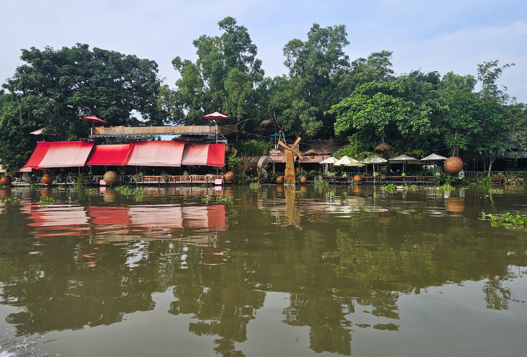 Les Rives speedboat trip to Cu Chi Tunnels